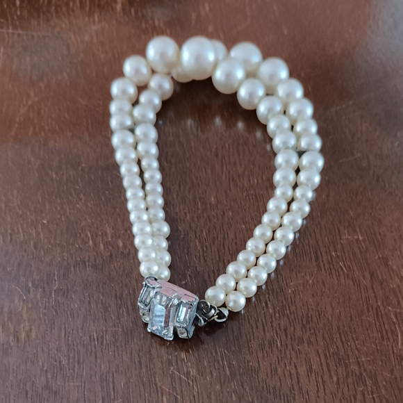 Jewelry - Elegant Pearl Bracelet with Silver Clasp